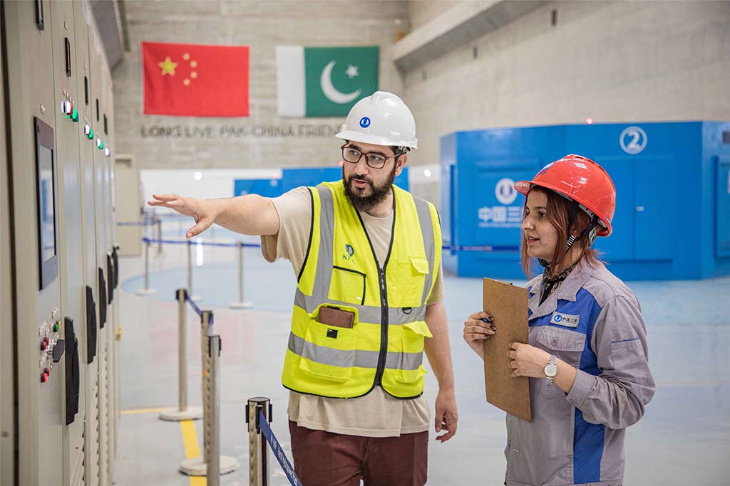7月14日，巴方工作人員在卡洛特水電站-地下電廠檢查數(shù)據(jù)。 （人民網(wǎng)記者 薛丹攝）