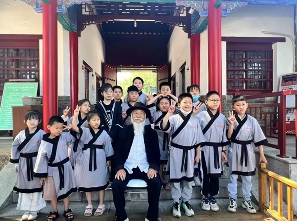 聽(tīng)孔廟歷史見(jiàn)證人——白胡子爺爺講述臨沂城過(guò)去的故事。臨沂市博物館供圖
