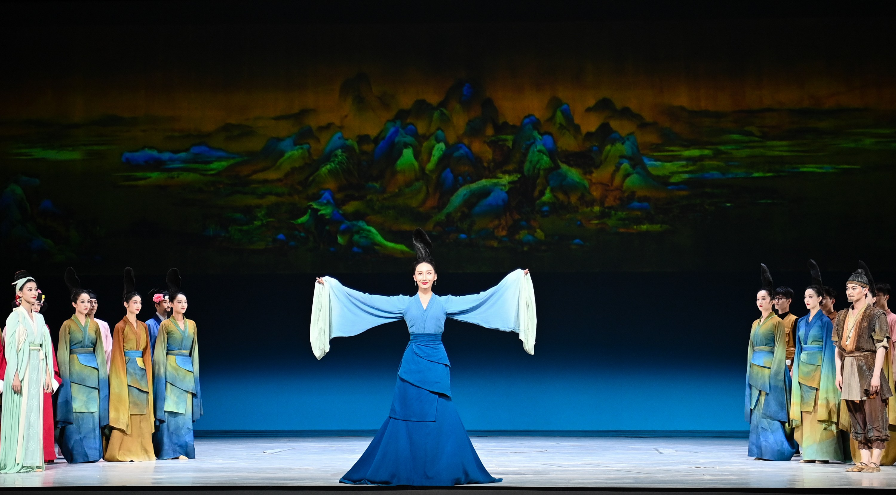 2023年7月20日，中國東方演藝集團(tuán)演員在烏魯木齊文化中心大劇院表演舞蹈詩劇《只此青綠》。新華社記者 李響 攝