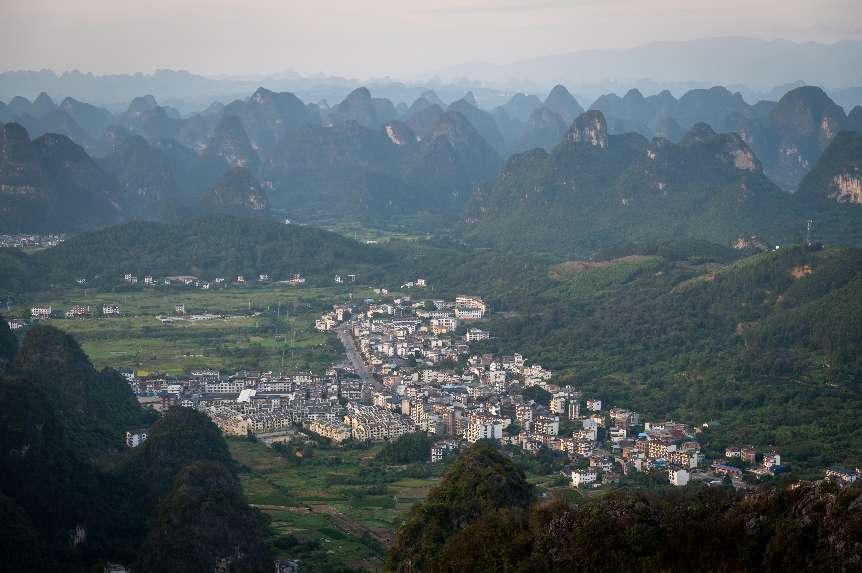 廣西層巒疊嶂，郁郁蔥蔥。 人民網(wǎng) 嚴(yán)立政攝